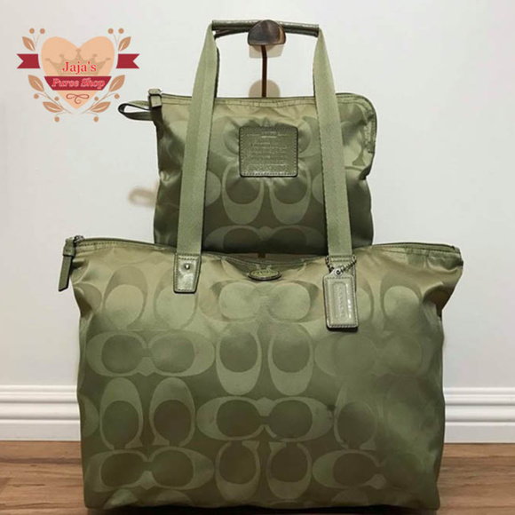 Coach Handbags - ❤️❤️❤️❤️SOLD ❤️❤️❤️❤️💚Coach Bag & Snap Pouch💚